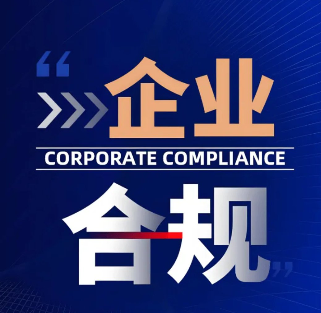 一个用户拿着手机在查看费率调整成功的通知截图